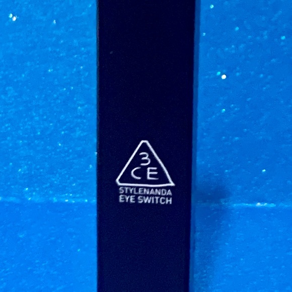 3CE “STUCK” holographic glitter eye makeup 🌈 1 pc - Picture 12 of 12